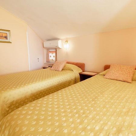 Holiday Home Nevena By Rent Istria ブイェ 部屋 写真