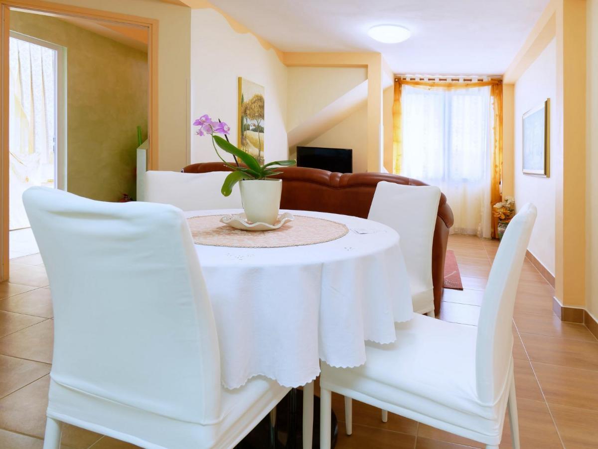 Holiday Home Nevena By Rent Istria ブイェ エクステリア 写真