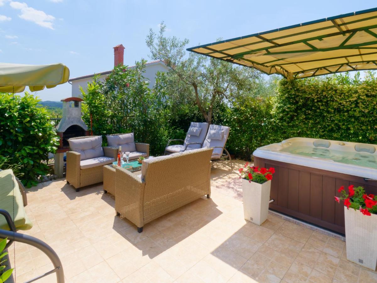 Holiday Home Nevena By Rent Istria ブイェ エクステリア 写真