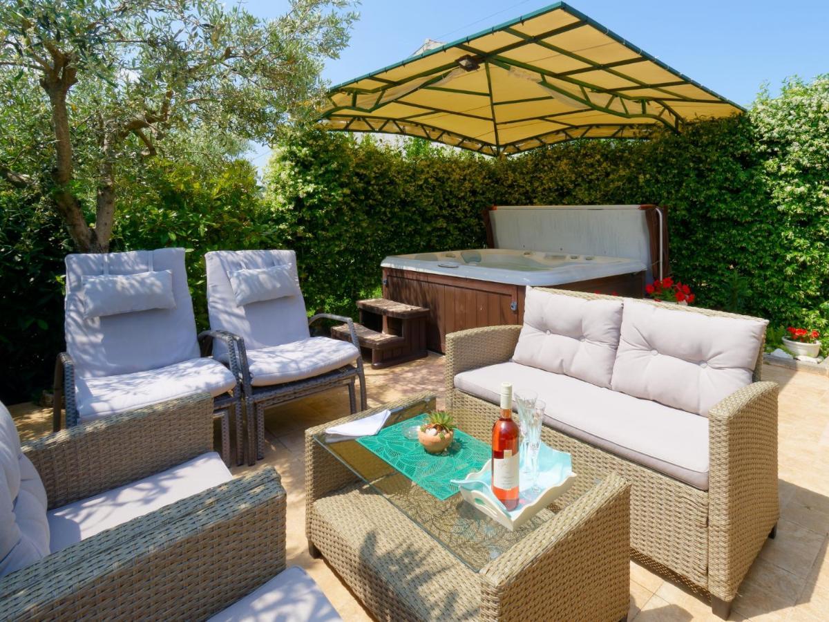 Holiday Home Nevena By Rent Istria ブイェ エクステリア 写真
